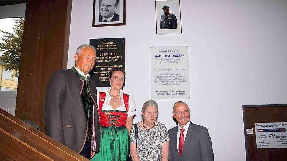 Bürgermeister Walter Hartlieb, Karin Schmid und Gabriele Schaumann vom Museum 1915-1918 sowie Verteidigungsminister  Gerald Klug