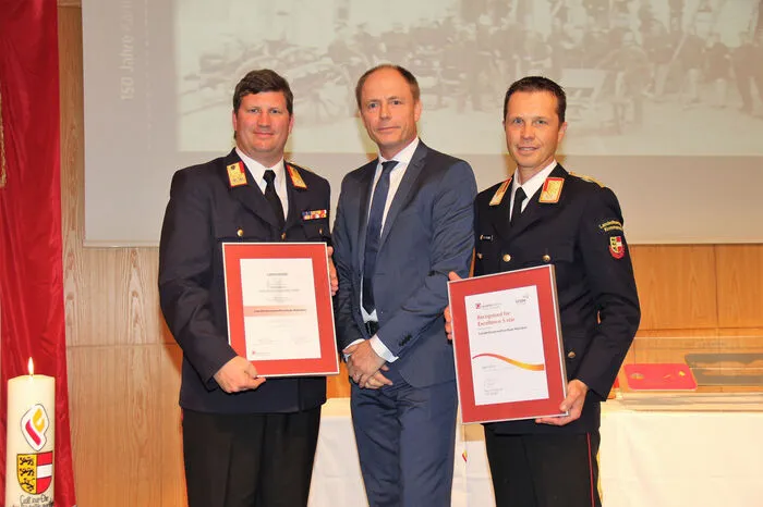Schulleiter BR Klaus Tschabuschnig, Finanzvorstand der Infineon Technologies AG Oliver Heinrich, Landesfeuerwehrkommandant LBD Rudolf Robin