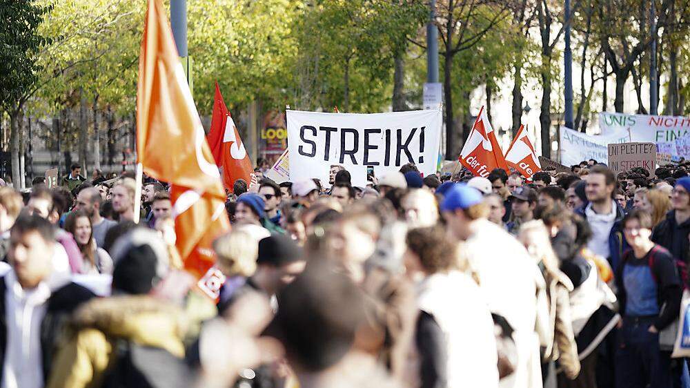 Die Studierenden und Bediensteten gehen für die Zukunft der Unis auf die Straße, wie etwa in Wien (Bild) und heute in Graz