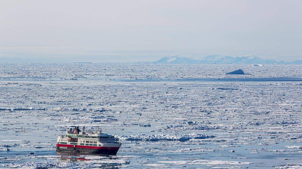Kreuzfahrtschiff vor Grönland (Symbolbild)