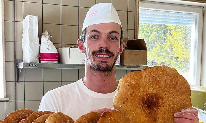 Nikolaus aus der Bäckerei Seppi ist fürs Schüttelbrot zuständig