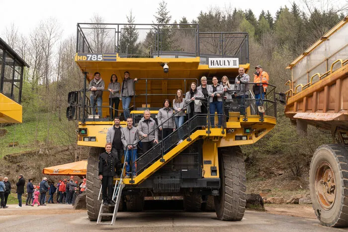 Panoramadach, Aussichtsplattform und bequeme Sitze sind nur einige Features, die eine Haulyfahrt ab sofort bequemer ins Abenteuer Erzberg eintauchen lassen.  