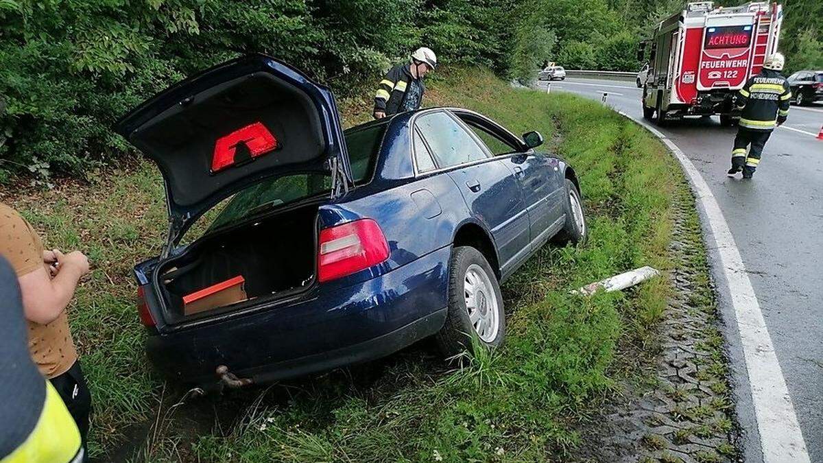 Auf dem Höllboden rutschte wieder einmal ein Pkw in den Graben