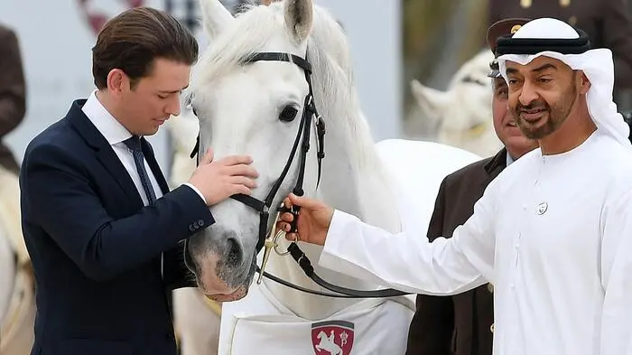 Frisch von der Darbietung der Spanischen Hofreitschule vor dem Kronprinzen von Abu Dhabi , Mohammed Bin Zayedval Nahyan, und seinen Gästen aus Österreich, waren Bundeskanzler Sebastian Kurz ...