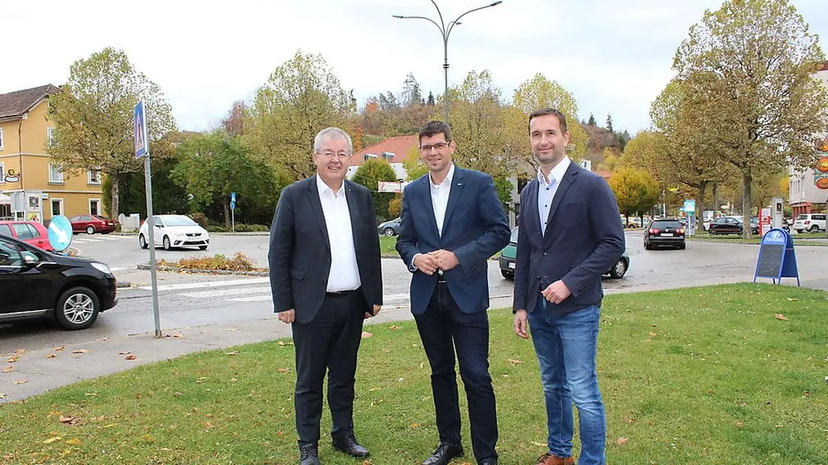 Bürgermeister Walter Zemrosser, Landesrat Martin Gruber und Vize-Bürgermeister Michael Baumgartner bei der Besichtigung des Kreisverkehrs