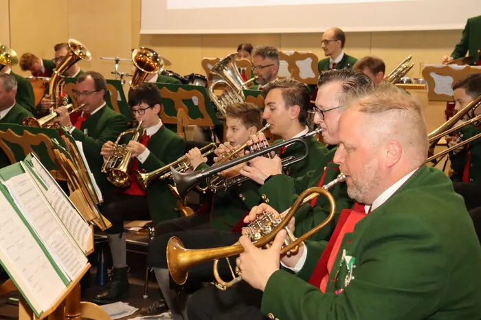 In den letzten zwei Jahren mussten Kapellmeister Helmut Rumpf und seine Musiker kreativ werden, um zu den Instrumenten greifen zu können. Im "Spiel in kleinen Gruppen" und bei Platzkonzerten an verschiedenen Stellen im Gemeindegebiet im Freien gelang es trotz der Pandemie, die Blasmusik an die Öffentlichkeit zu bringen.