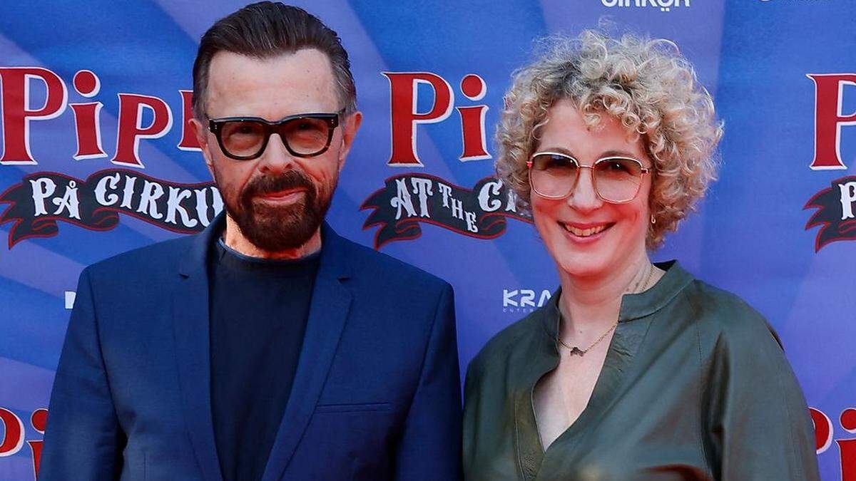 Björn Ulvaeus mit neuer Begleitung bei der Bühnen-Premiere in Stockholm