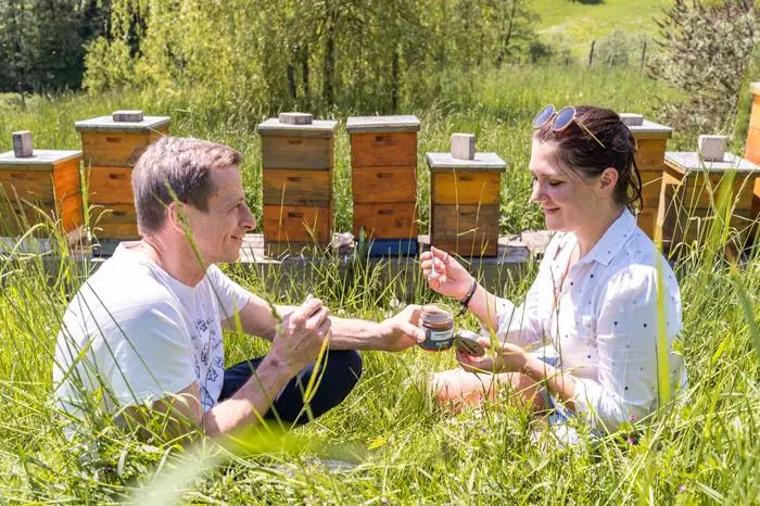 Stichfest: Victoria Sturm und Joachim Gradwohl beim Geschmackstest inmitten der Einflugschneise der Bienen