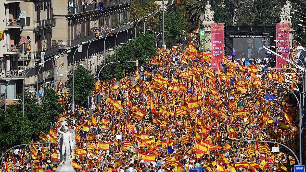 Laut Veranstaltern nahmen in Barcelona fast eine Million Menschen am Protest gegen den Unabhängigkeitsprozess teil 