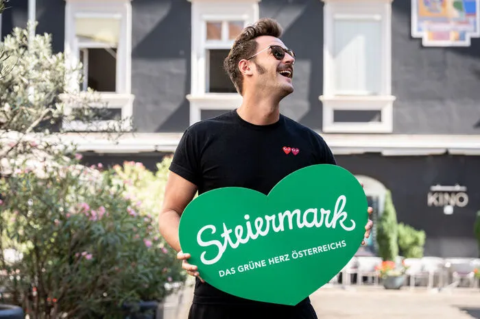 Paul Pizzera, Musiker: „Gert Steinbäcker hat es in ,Steiermark‘ am besten auf den Punkt gebracht mit ‚Ich hab da meine Wurzeln, meine ältesten Freund‘. Heimat ist eine Sicherheit und hängt viel viel mehr von Personen ab als von Geografie. Das grüne Herz ist ein Hybrid aus Seelenheil und Dankbarkeit. Ich könnte gar nicht mehr Steirer sein, als ich bin.“