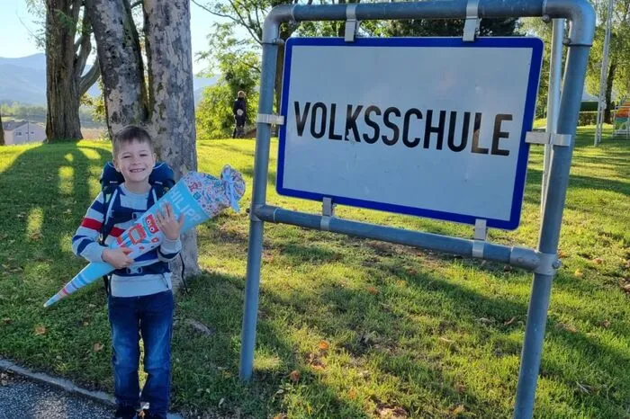 Philipp freut sich riesig über seine Schultüte, er besucht die Volksschule Launsdorf. Eigene Fotos hochladen können Sie hier.