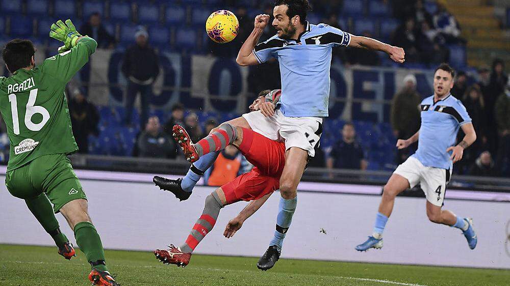 Momente vor dem Unglück: Marco Parolo trifft zuerst mit dem Ball ins Tor und dann mit dem Fuß auf das gegnerische Knie.