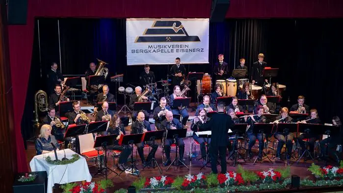 Der Musikverein Bergkapelle Eisenerz lud zum traditionellen Weihnachts- und Neujahrswunschkonzert in das Innerberger Gewerkschaftshaus. 