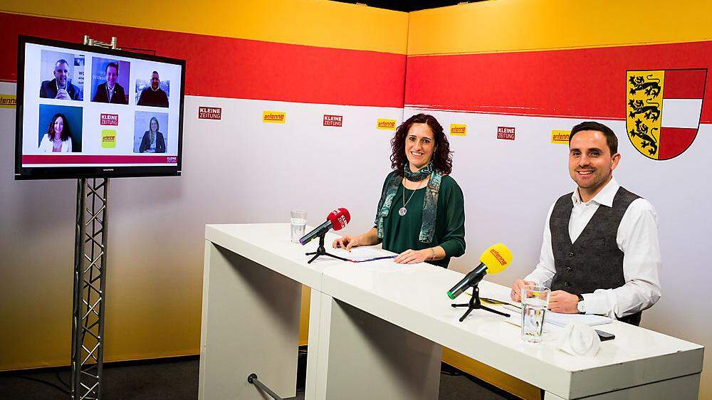 Bettina Friedl (Kleine Zeitung) und Timm Bodner (Antenne Kärnten) mit den Spitzenkandidaten am Bildschirm