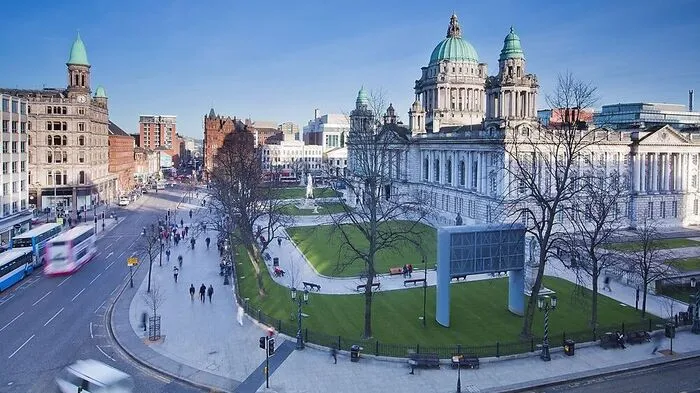 Dass die Entspannung im Nordirlandkonflikt – von den Einheimischen salopp „The Troubles“ genannt – noch nicht allzu lange währt, das kann man in Belfast auf Schritt und Tritt sehen. Die Geschichte Nordirlands erzählen Einheimische am besten. Etwa in einem der schwarzen Taxis von „Belfast Black Cab Tours“ oder bei der Führung „A History of Terror“ von DC Tours.