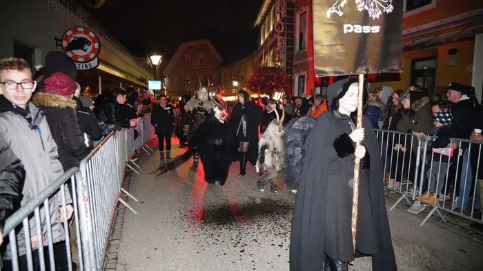 600 Teilnehmerinnen und Teilnehmer, 40 Gruppen, jede Menge Stimmung: So lauten die Zutaten für den Perchtenlauf in Leibnitz, der am Sonntag durch die Innenstadt zog.