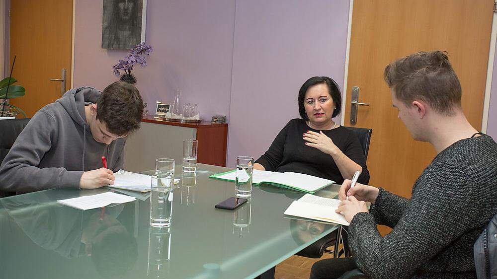 Bildungsdirektorin Elisabeth Meixner im Gespräch mit Joshua Verhounik (links) und Fabio Szettele