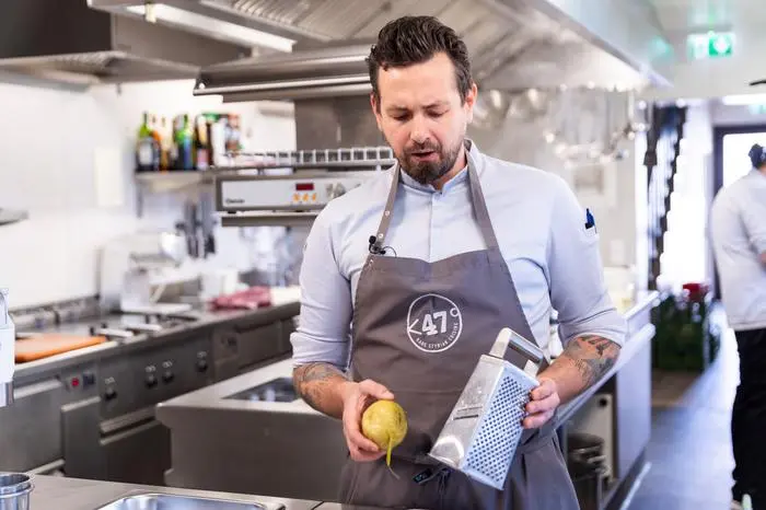 Der Kohlrabi wird am besten mit einer Aufschnittmaschine fein aufgeschnitten, oder sonst fein gehobelt.