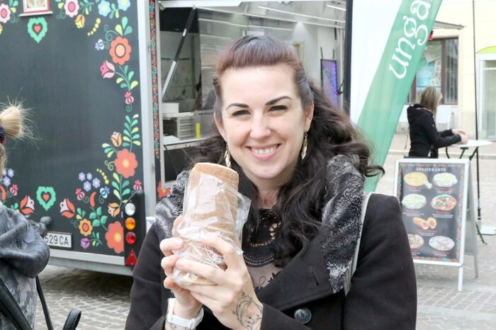 In der kulinarischen Gustiermeile fest schlemmen sah man am Freitagnachmittag unter anderen „WaxingBox"-Chefin Julia Kaplan (Foto), Rallye-Experte Wolfgang Troicher, Sportstadtrat Manfred Kerschbaumer, Chorleiter Dieter Habernig sowie Musiker Peter Jug. 