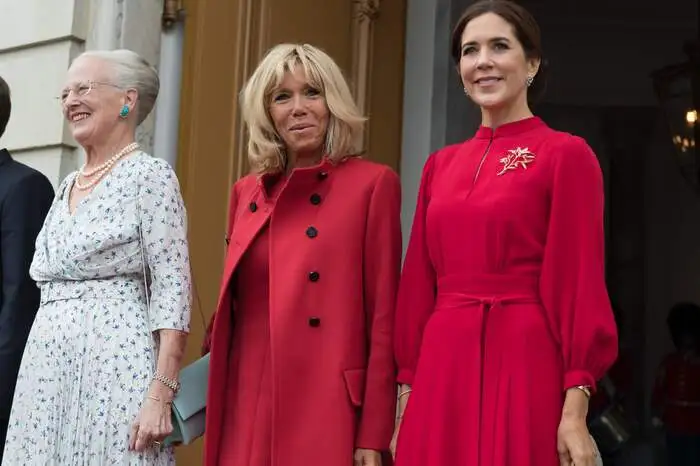 Ladies in Red: Königin Margarethe mit Brigitte Macron und Kronprinzessin Mary.