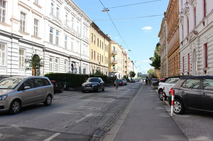 Ist-Zustand: Schon jetzt ist die Klosterwiesgasse eine zentrale Radachse vom Jakominiplatz Richtung Süden, der Straßengestaltung zum Trotz. Studienautorin Mrazek greift das auf und macht in ihrem Entwurf die Straße zu einer Fahrradstraße...