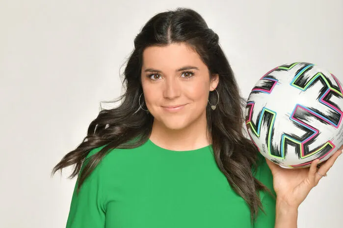 Als erste Frau im ORF kommentierte Anna-Theresa Lallitsch im Sommer das Spiel eines Fußballgroßereignisses. Die Pionierin im ORF besticht durch großes Fußballverständnis und Leidenschaft für den Sport. Ihr EM-Debüt wurde zum großen Drama, als Christian Eriksen am Platz zusammenbrach. Auch diese Herausforderung meisterte Lallitsch.