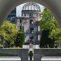 Die Spuren der atomaren Zerstörung sind in Hiroshima längst beseitigt, im Friedenspark etwa lebt die Erinnerung an das Grauen aber greifbar weiter