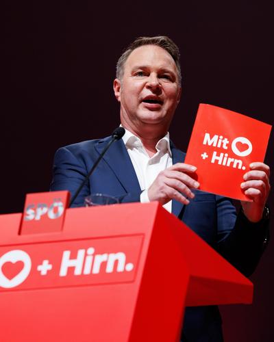 Andreas Babler mit einer Broschüre | SPÖ-Chef Andreas Babler (SPÖ) im Rahmen einer Versammlung des Bundesparteirats der SPÖ.