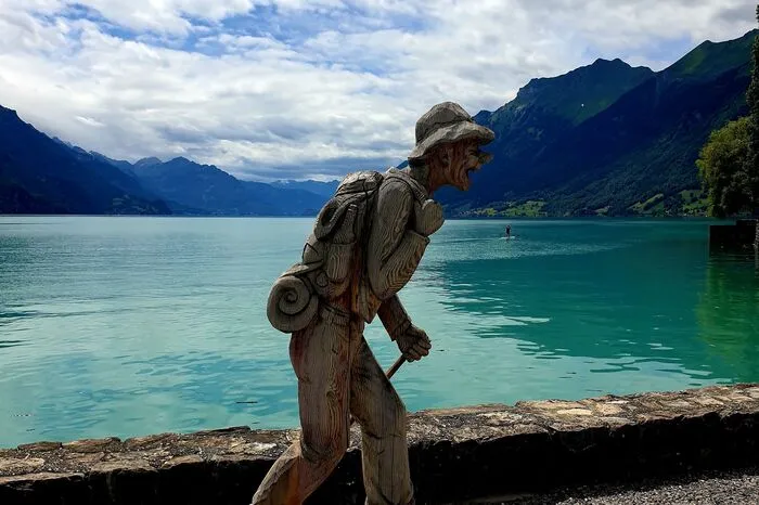 Pilgerstatue am Brienzersee  in der Schweiz.