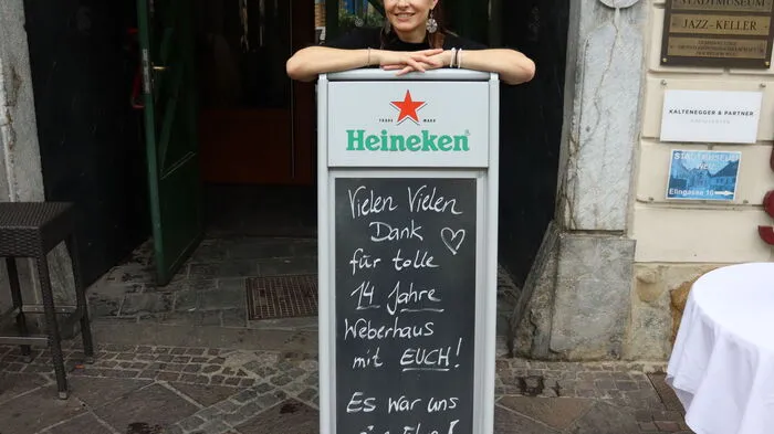 Manuela Hofer schließt nach 14 Jahren ihr Weberhaus am Weizer Südtiroler Platz. Schon am Samstagvormittag waren einige ihrer treuen Gäste da. Es steigt die letzte von insgesamt drei Abschlussfeiern.