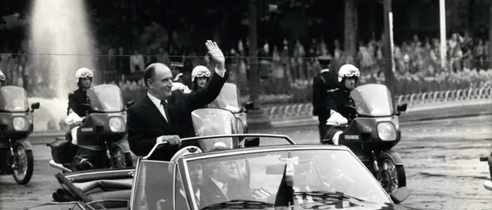 François Mitterrand am Tag seiner Amtseinführung, dem 21. Mai 1981, auf den Champs-Élysées in Paris