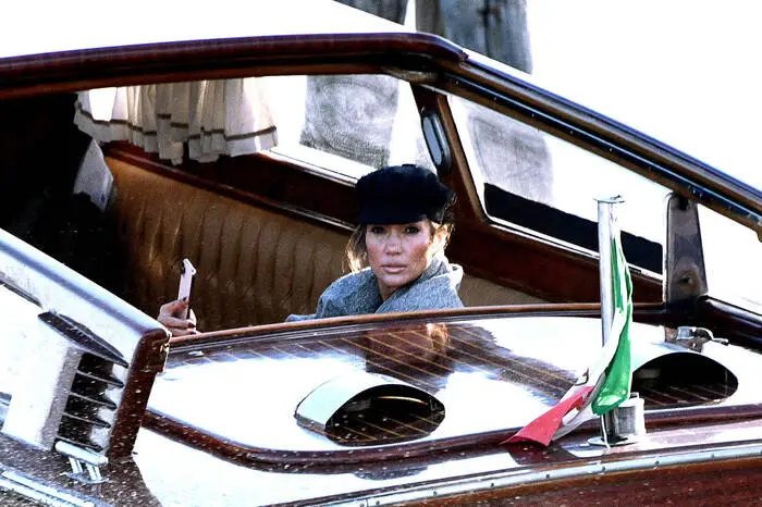 ... Jennifer Lopez schützt sich mit einer Schirmmütze vor dem Fahrtwind.