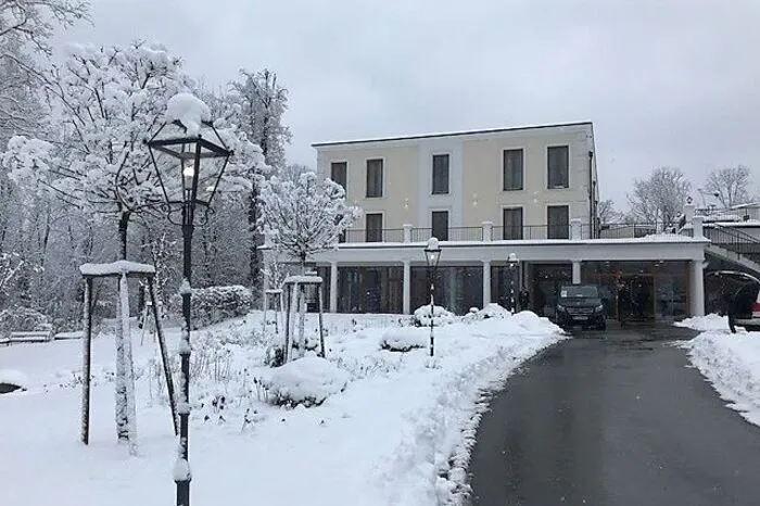 Tiefverschneit wartete Mauerbach auf seine Gäste.