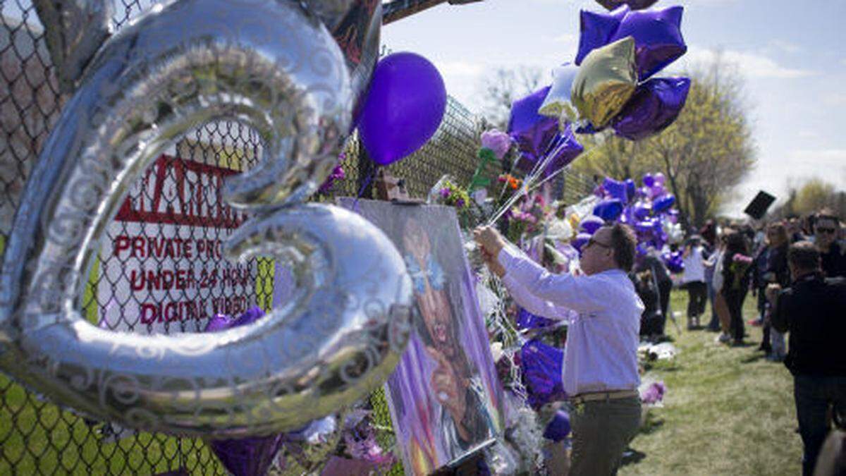 Trauernde vor dem Anwesen von Prince in Chanhassen 