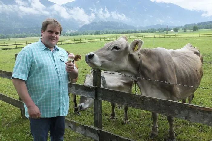 Ab Hof, in Ackerboxen, in der Gastronomie, auf Märkten und Festen gibt es das Kuhmilcheis von Landwirt Martin Klammer aus Greifenburg: "Insgesamt gibt es über 40 Sorten, darunter Zitrone-Basilikum, weiße Schokolade-Kokos-Rum oder ein Wellness-Eis für Diabetiker.  Heuer neu ist das After Eight-Eis." Hauptsächlich bietet Klammer sein Eis in 150-Milliliter-Bechern um 2,40 Euro an. Eine Kugel kostet 1,50 Euro.