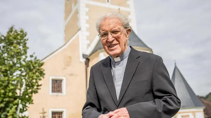 Das Bild zeigt Priester Reinhold Berger