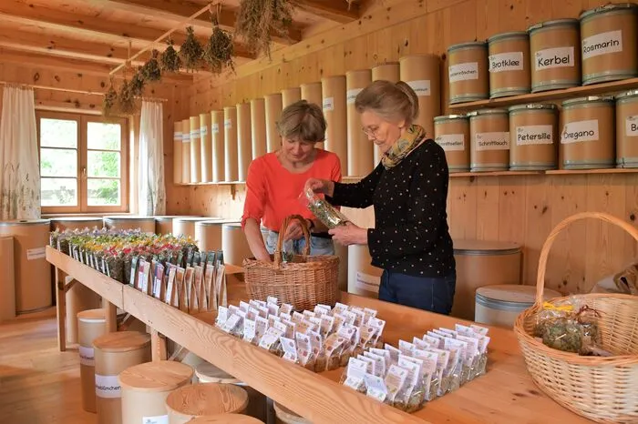 Marion und Katharina Hassler beim Mischen und Verpacken der Tees.
