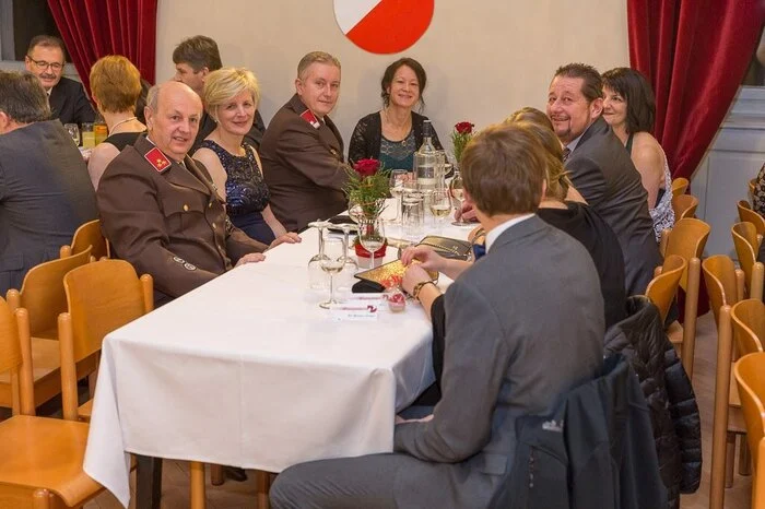 Zahlreiche Ehrengäste besuchten den Ball.