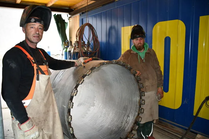 Die Schlosser Klaus Egger und Siegfried Perauer sorgen für schnelle Instandhaltung der Bohrrohre.