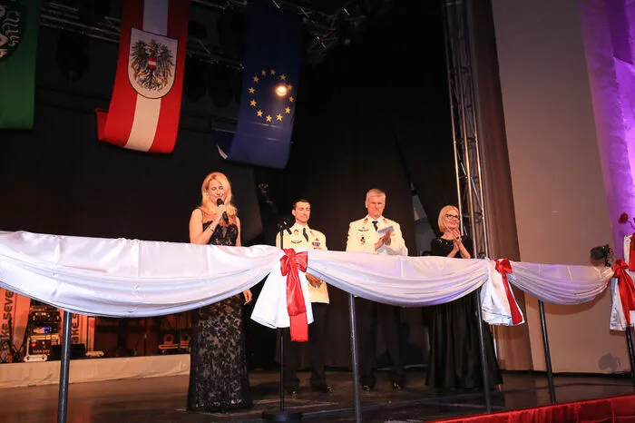 Eröffnet wurde die Ballnacht von Garnisonskommandant Oberst Franz Six gemeinsam mit Bundesrätin Isabella Kaltenegger und der zweiten Landtagspräsidentin Gabriele Kolar.