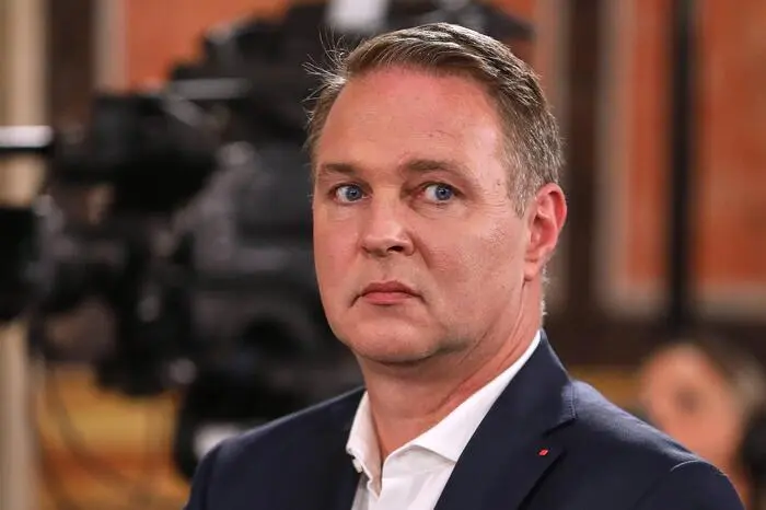 SPÖ-Chef Babler scheint mit dem Ergebnis nicht restlos zufrieden zu sein.