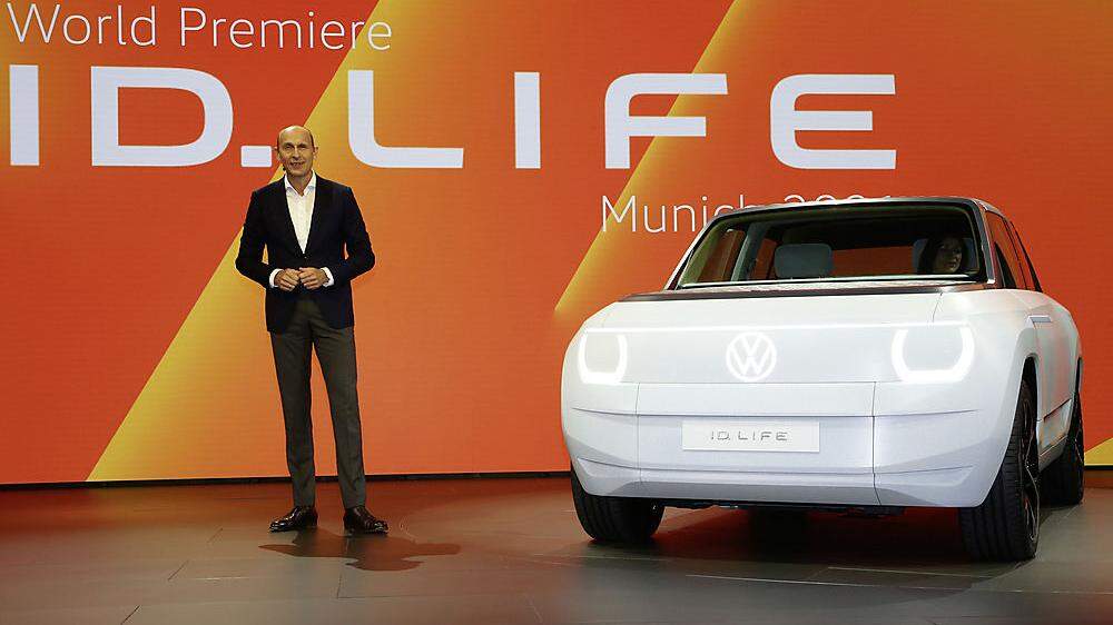 Ab 2025: Der VW-Elektrokleinwagen ID.Life soll rund 20.000 Euro kosten – hier bei der Präsentation mit Ralf Brandstätter