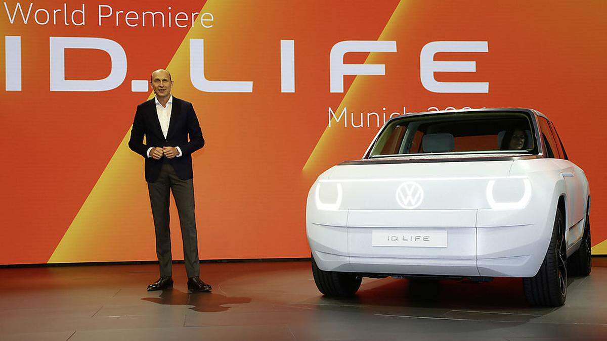 Ab 2025: Der VW-Elektrokleinwagen ID.Life soll rund 20.000 Euro kosten – hier bei der Präsentation mit Ralf Brandstätter