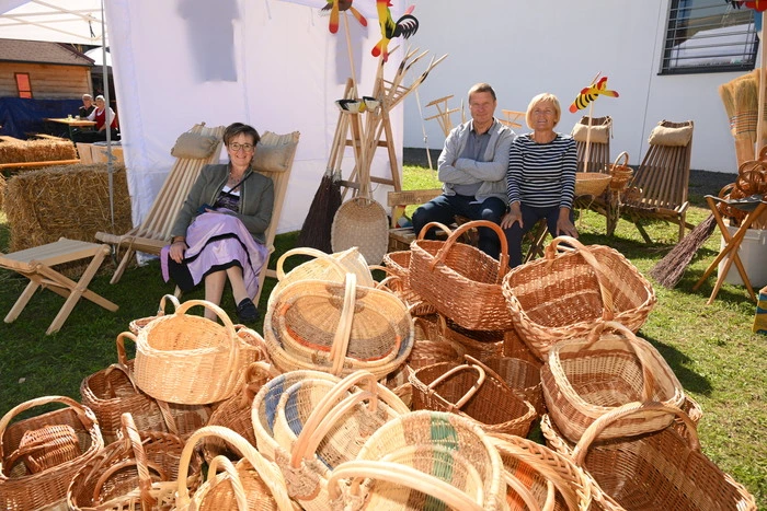 Kunsthandwerk, Korbwaren, Jausenbrettl und Wandteller von Jausenbrettl Mokina, Honig und Honigprodukte von der Imkerei Kordesch, sowie der EVTZ Georpark war mit einem Stand vertreten und umrundeten das Weinfest.