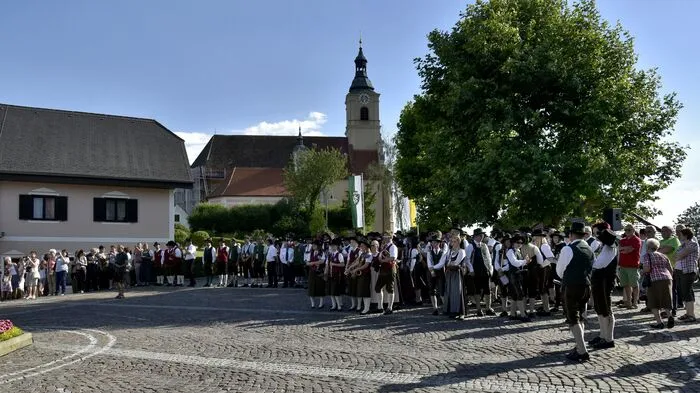 22 Musikkapellen aus dem Musikbezirk Hartberg konnte Bezirksobmann-Stellvertreter Philipp Gspandl auf dem Hauptplatz von Pöllauberg begrüßen