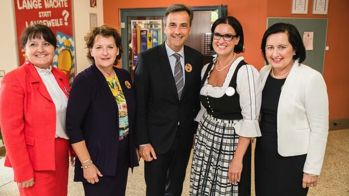 Prominente Gratulanten: 2. Landtagspräsidentin Manuela Khom, Landesrätin Ursula Lackner, Bürgermeister Siegfried Nagl, die Jubilarin Wiku-Direktorin Eva Ponsold und Bildungsdirektorin Elisabeth Meixner. Hunderte Festgäste fanden sich im Turnsaal der Schule ein.