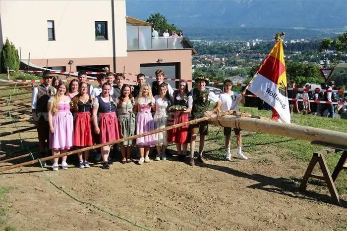 Heuer war die Zech beim Aufstellen des Maibaums dabei