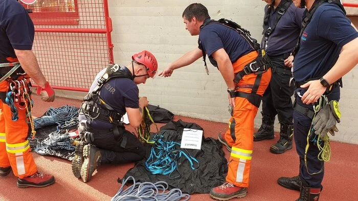 Die Flutlichtanlage des Kapfenberger Franz-Fekete-Stadions nahm der steirische Feuerwehrflugdienst in Anspruch, um zur jüngsten Übung zu laden. Dabei wurde das Retten einer Person aus hohen Höhen mittels Korbtrage intensiviert.