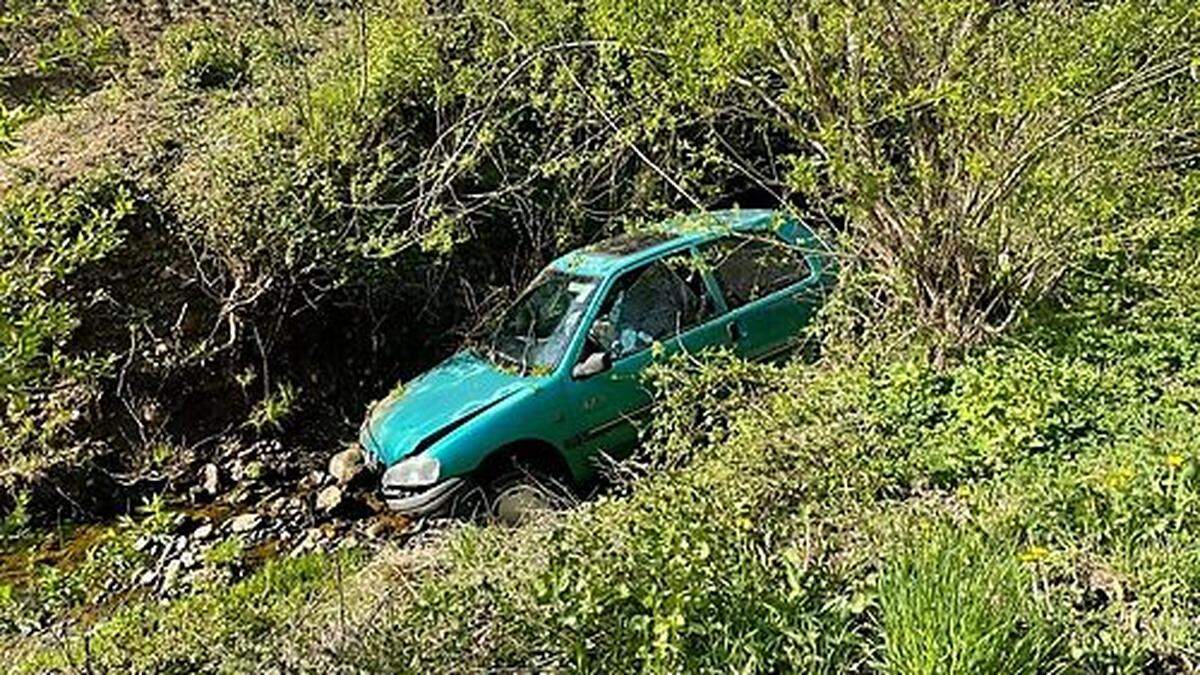 Der Pkw rutschte in den Arndorfer Bach und wurde erheblich beschädigt