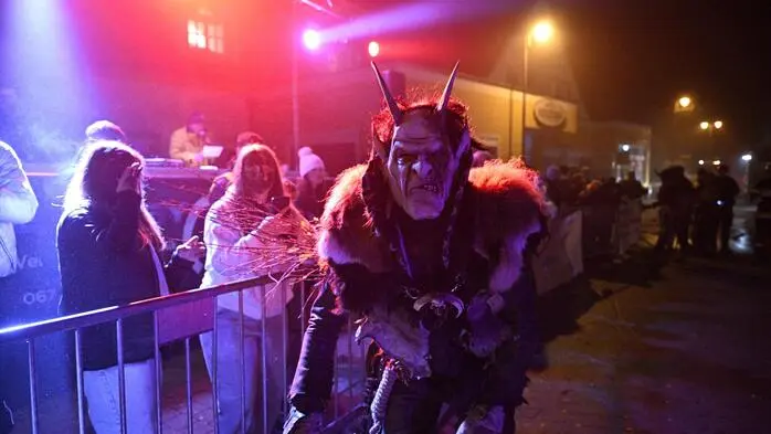 Zahlreiche Krampusse und andere dunkle Gestalten zogen am Samstag durch den Robert-Fuchs-Park in Frauental an der Laßnitz.